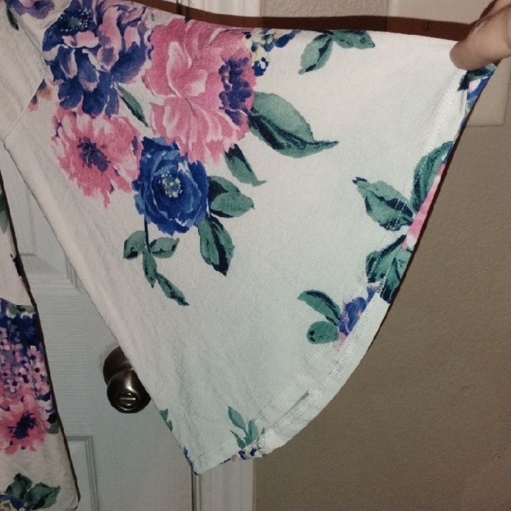 Floral Long Sleeved Dress With belled Sleeves - Picture 4 of 5